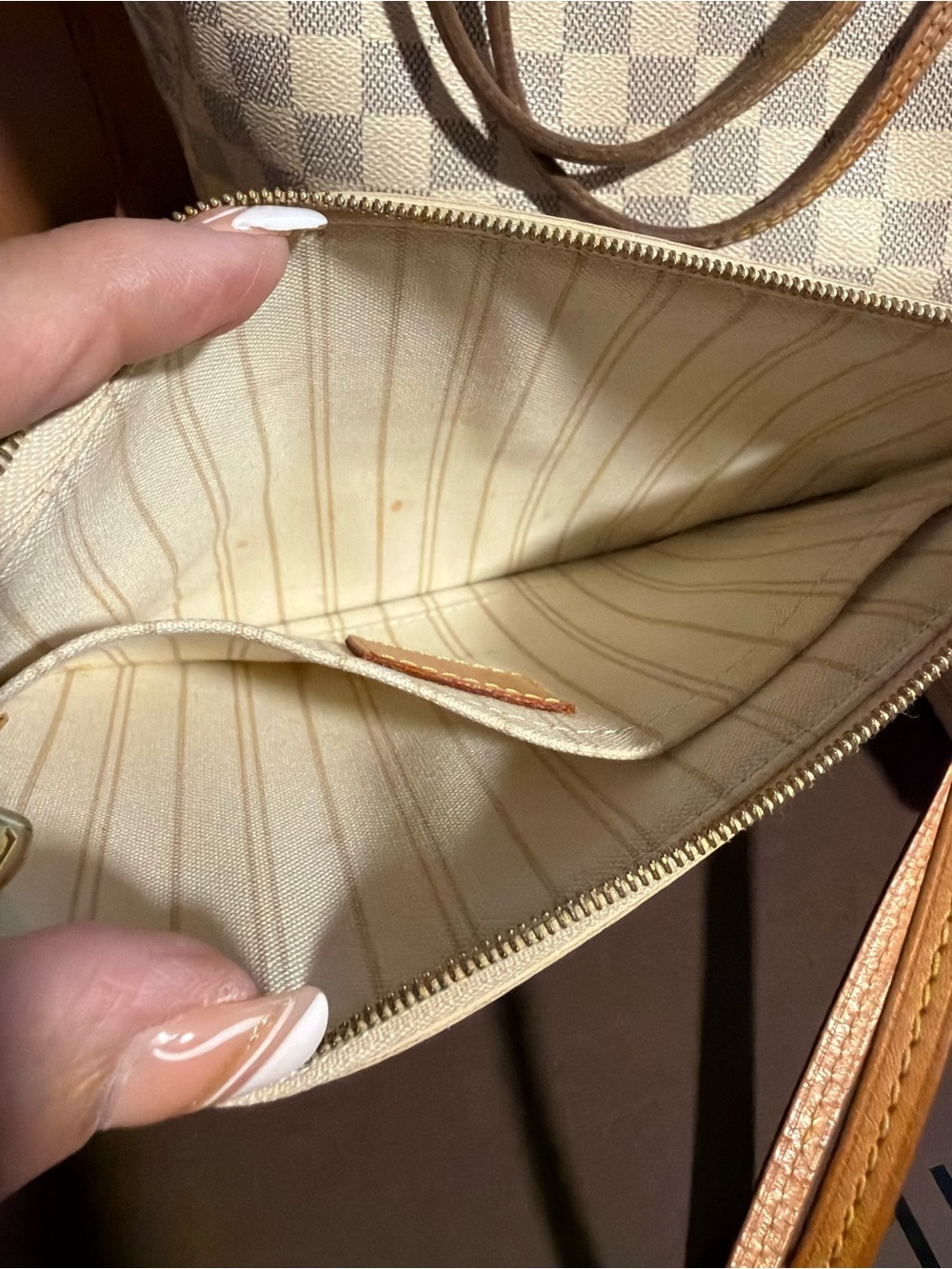Louis Vuitton Damier Azur Tote with Vachetta Trim in White and Tan - Picture 5 of 6